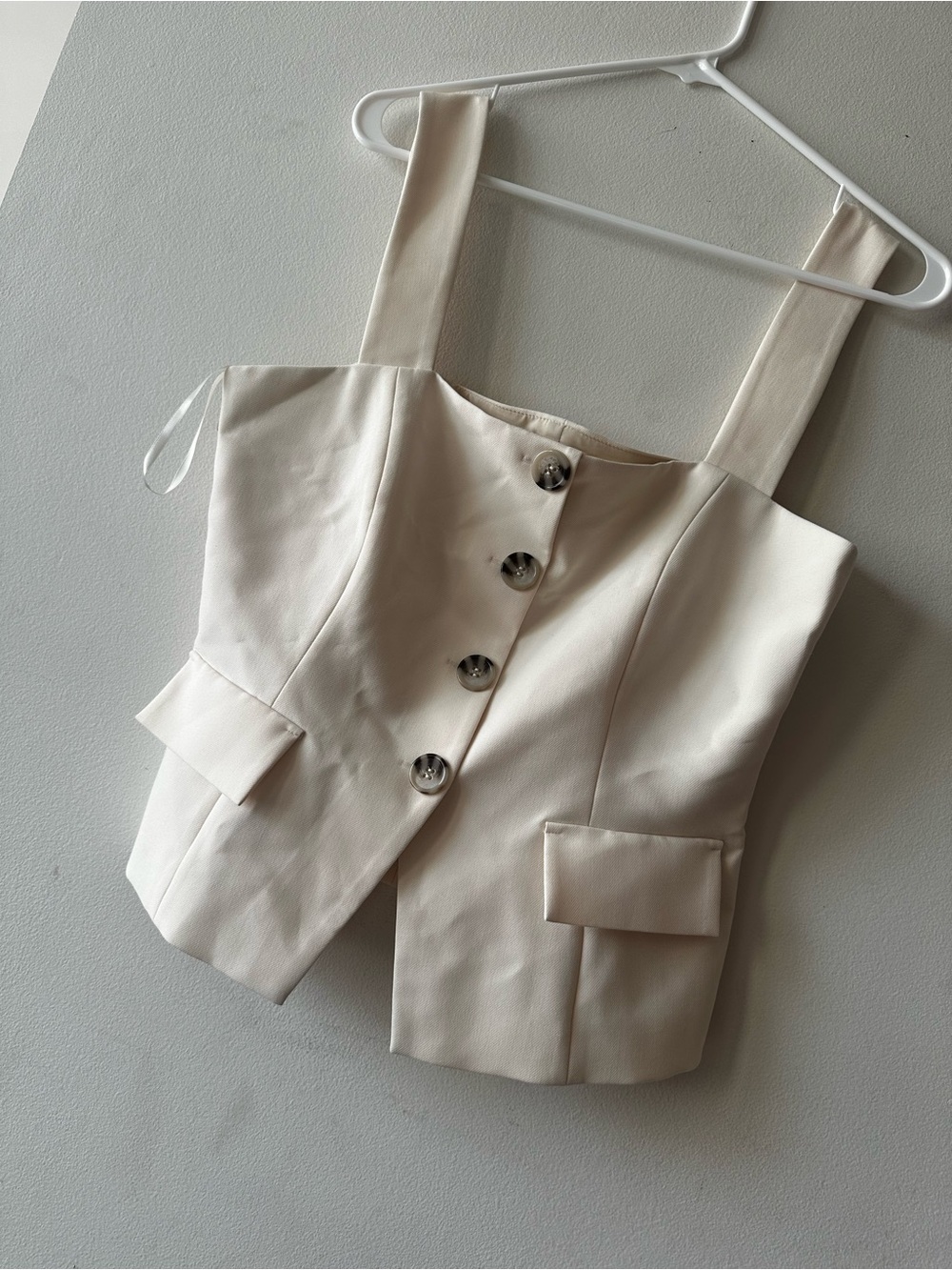Alexia Admor Ivory Structured Vest Top